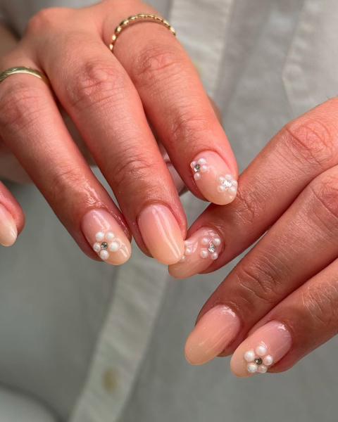Pearl flower nail design